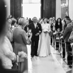 Alessandra entra in chiesa con il papà - foto Luca Ruggiero
