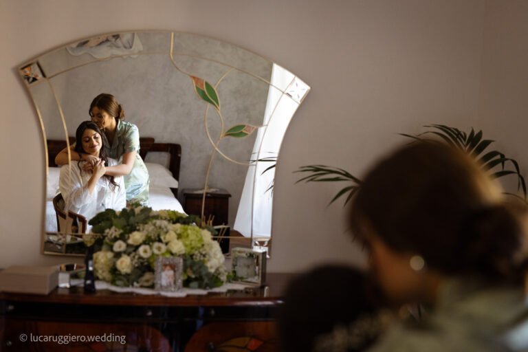 Abbraccio della sposa Teresa con la sorella - Fotografia Luca Ruggiero