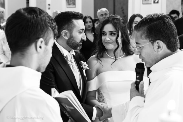 Sguardi in Chiesa tra Simone e Teresa sposi a Luzzano Benevento