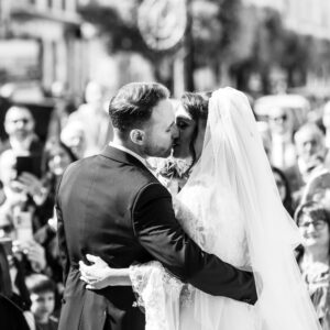 Bacio all'uscita chiesa fotografia matrimonio airola