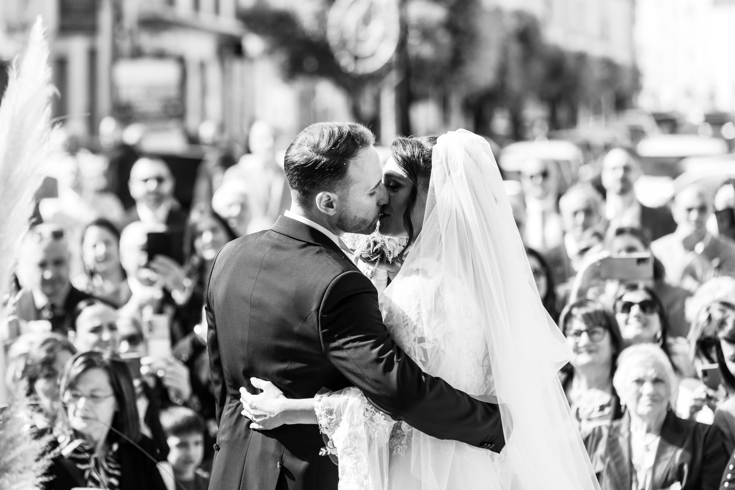 Bacio all'uscita chiesa fotografia matrimonio airola