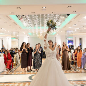 Giovanna lancia il bouquet - fotografia matrimonio airola