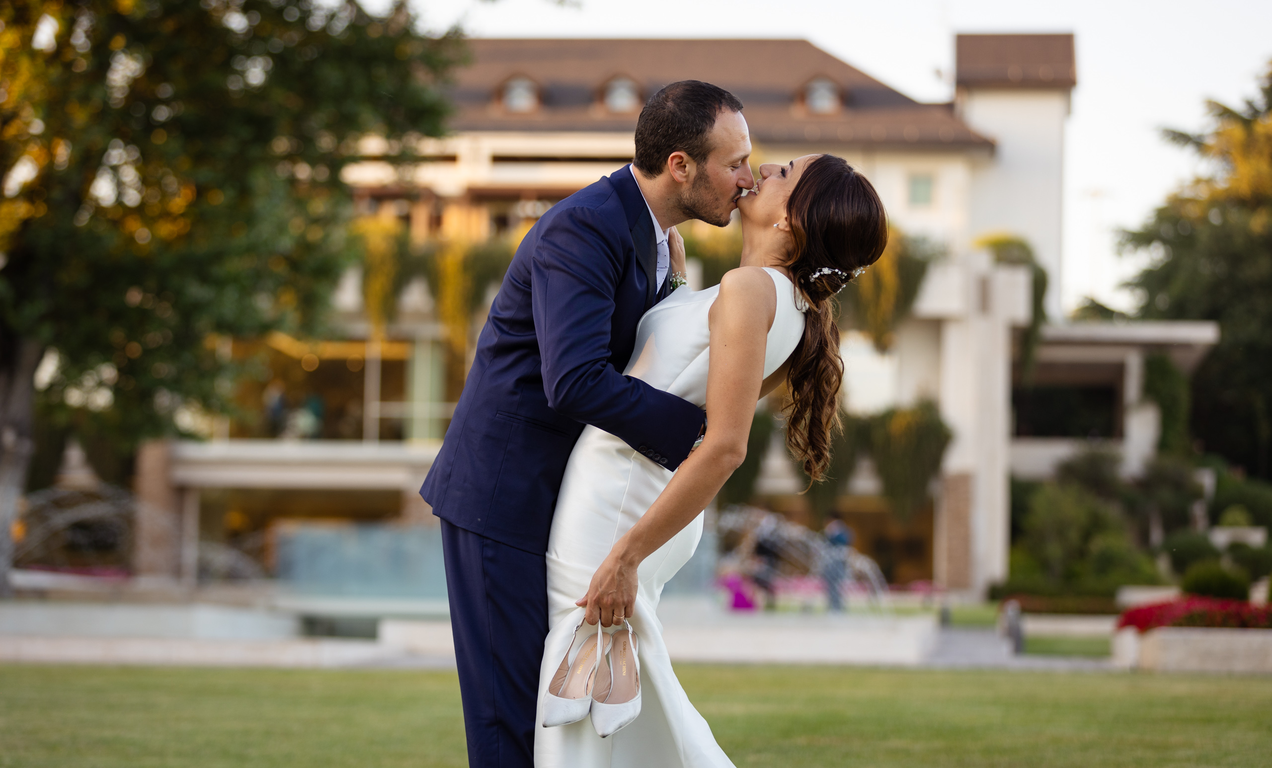 Gli sposi Antonella e Marcello, in una foto scattata da Luca Ruggiero nella location Orsini Mood